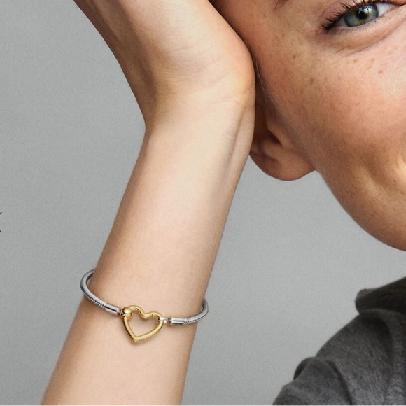 Pandora Moments Heart Closure Snake Chain Bracelet - Picture 4 of 4